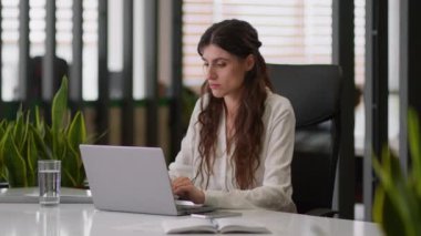 Yorgun kadın, Kafkasyalı iş kadını, işveren, işveren, ofis müdürü, internette fazla mesai, bilgisayar, yorgunluk, bıkkınlık, stres, stres, baş ağrısı.