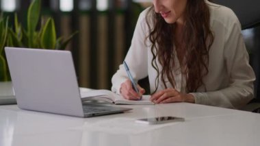 Gülümseyen mutlu Kafkasyalı kadın iş adamı ofis müdürü bayan bayan iş kadını planlamacı çevrimiçi sınıf öğrenme dersi öğrenme kursu bilgisayar konferansı sohbet not defteri görevleri yaz