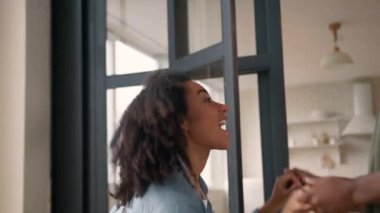 Afrikalı evli çift, erkek, kadın, erkek, erkek, kadın, mutlu aile, daire, taşınma yıldönümü, aşk kadını, romantik müzik, eğlence, dans.