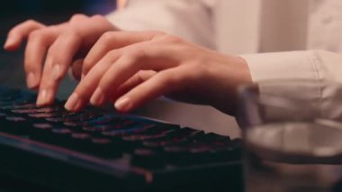 Kadın eller tanınmayan iş kadını öğrenci iş kadını kız iş kadını oyun programcısı bilgisayar programcısı teknoloji bilişim kodlayıcı antivirüs klavye bilgisayar yazılımı şifreleme gece çalışması