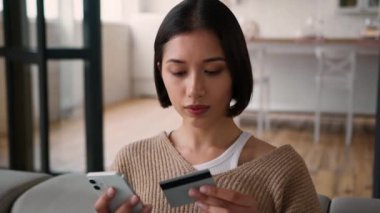 Kafkas asıllı İspanyol kadın, internetten alışveriş parası kredi kartı siparişi, yemek siparişi, mutfak hizmetçisi, cep telefonu uygulaması, internet ödeme mağazası, akıllı telefonlardan mal alımı.