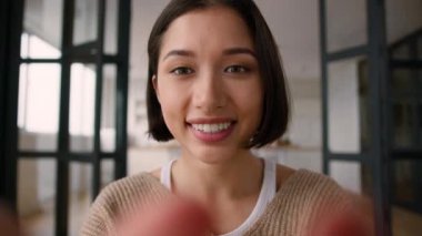 POV webcam bakış açısına göre kadın bağımlı etkili beyaz kadın mutlu bir şekilde şaşırmış durumda cep telefonu dokunmatik ekranlı SMS cep telefonu cihaz ekranı kullanarak internette mesajları okuyor.