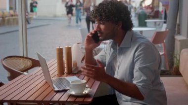 Hintli Arap erkek iş adamı Kafe kentsel caddede online iş adamı Laptop iş adamı erkek turist cep telefonu görüşmesi stresli müşteri sorunları cep telefonu tartışması çatışma şehri açık hava tartışması
