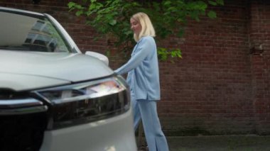 Beyaz, kendine güvenen kadın, kadın sürücü, iş kadını, otomobil test sürüşüne oturur, lüks araba kiralar, şehirde seyahat eder, kameraya gülümseyen bir araba alır.