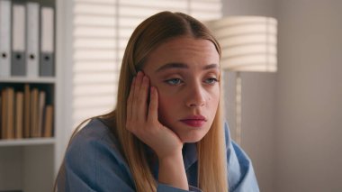 Kapatın üzgün, hoşnutsuz, kafası karışmış kadın portresi. Stresli, canı sıkkın, Kafkasyalı bir kız. Ofis işleri çalışmasından hayal kırıklığına uğramış.