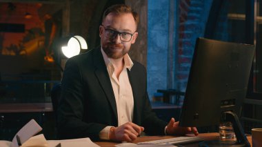 Kafkasyalı iş adamı, iş adamı, gece mesai saatlerinde bilgisayar işvereni, mesai bitimine az bir süre kala, kameraların omuz silkerek omuz silkerek omuz silkerek, tereddütsüz çalışan bir sürü iş adamı.