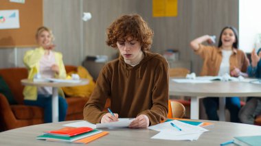 Okul akademisi üniversite dersi, hayal kırıklığına uğramış öğrenci erkek öğrenciyi üzdü. Sınıfta öğrenim görüyor, beyaz sınıf arkadaşları zorbalık yapıyor, kağıt fırlatıyor, zorbalık yapıyor, zorbalık yapıyor, ayrımcılık yapıyor.