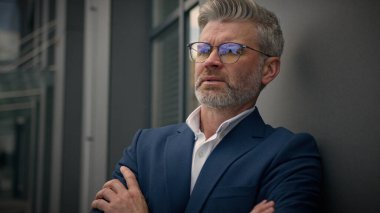 Düşünceli, orta yaşlı, düşünceli, ciddi, kıdemli bir iş adamı düşünen, düşünceli, düşünceli, düşünceli, olgun, emekli iş adamı, 60 'ların işvereni, açık hava yatırımcısı,