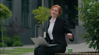 Mutlu genel gülümseme z beyaz kadın iş kadını serbest çalışan çevrimiçi bilgisayar yazma işi bitti dizüstü bilgisayar işi bitti iş bitti iş bitti mola kahve fincanı üzerinde yürüyüş