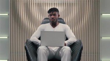 Afrikalı Amerikalı erkek oyuncu programcı iş adamı iş adamı laptop internet üzerinden oyun oynatan modern fütüristik oda gösteriyor ki el sıkışmak yasaktır.