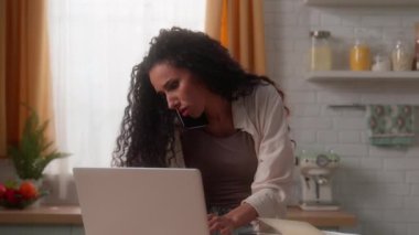 Gergin, hayal kırıklığına uğramış, üzgün, Latin, kadın, ev sahibi, ev sahibi, ev sahibi, dizüstü bilgisayarda yazı yazan, cep telefonu tartışması tartışması sorunu.