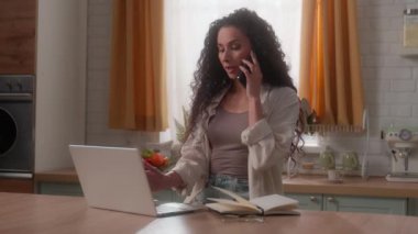 Stres yüzünden sinirliyim. İspanyol iş kadınını arıyorum. Latin bayan serbest iş kadını hakkında konuşuyorum. Mutfakta dizüstü bilgisayarda yazıyorum.