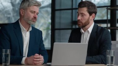 Kafkas erkekleri iş arkadaşları iş arkadaşları iş ortakları online proje stratejisi planlarını tartışıyor laptopta sunumu tartışıyor ofiste müvekkil röportajı işe alma takım çalışması pazarlığı