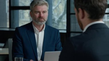 Ciddi Kafkas erkek danışman işadamı. Müşteri danışmanlığı. İş görüşmesi. İşveren İdaresi müdürü.