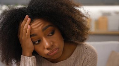 Stres depresyonlu üzgün kızı kapat. Kanepeye uzan genç Afrikalı Amerikalı endişeli kadın. Kanepede uzan.