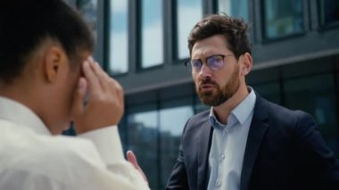 Şehirdeki çok ırklı iş adamlarının sıkıntısı Kafkasyalı iş adamı erkek kızgın patron tartışması kızgın Afrikalı kadın iş kadını üzgün üzgün