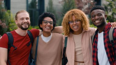 Çeşitli etnik çeşitlilikteki çok ırklı gülüşler konuşmalar, konuşmalar, eğlenceli sohbetler öğrenciler öğrenciler lisede üniversite akademisi öğrencileri kameralara sarılıp sarılıyorlar.