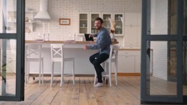 Gülümseyen beyaz kız kızı küçük çocuk babasının babasına koşuyor. Mutlu adam baba kız öğrenci kızla okuldan sonra kucaklaşır evde aile bakımı ebeveynliği kucaklaşır