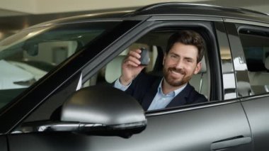 Mutlu Kafkasyalı adam gülen adam, yeni araba sahibi, kiralık araba sahibi, nakliye aracının içinde müşteri müşterisi oturuyor, oto kuaförü, iş yeri otomobili, işyeri bayiliğinden keyif alıyor.