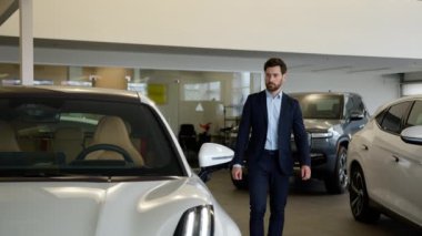 Kafkasyalı iş adamı arabaya dokunuyor. Müşteri otomobili seçtiğini düşünüyor. Kiralık servisi seçiyor.