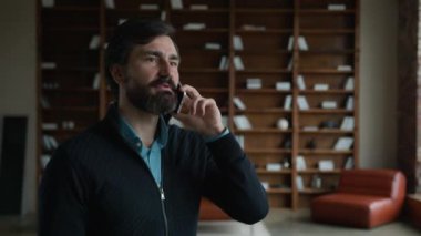 Odaklanmış, orta yaşlı, beyaz, erkek, işveren, işveren, işadamı, cep telefonu konuşmaları, cep telefonu görüşmeleri, iş dünyası haberleri, ofis içi akıllı telefonlara cevap verme.