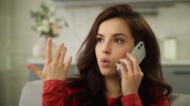 Sinirli, genç, beyaz bir kadın müşteri konuşuyor cep telefonu görüşmeleri bağırıyor, tatmin olmamış iş kadını bağırıyor evde akıllı telefon iş anlaşmazlığı konuşuyorlar.