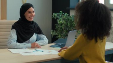 Kendine güvenen Hintli acemi işverenin yeni işinde işe alınması. Gülümseyen genç erkek profesyonel müdür ünlü müşterinin elini sıkıyor ya da iş görüşmesinde iş anlaşması yapıyor.