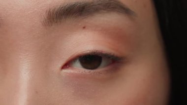 Aşırı derecede yakın kadın koyu renk gözler Asyalı kız Koreli Çinli sağlıklı Japon kadın göz alıcı iris göz kırpması göz kırpma bakışları güzellik yüz estetiği