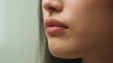 Güzel, tanınmayacak kadar güzel, seksi, Asyalı bir kadının ağzını kapat. Ekstrem dudaklar, aşk öpücüğü, flört, makyaj ruju, kozmetik güzellik iğnesi, cilt bakımı.