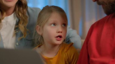 Kafkasyalı aile babası, baba şefkatli baba küçük kız çocuğuna online bilgisayar dersi verirken yardımcı oluyor e-öğrenen çocuğa evde internet ödevi öğretiyor gülümseyen ebeveyn kontrolü.