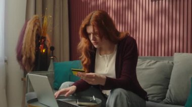 Kafası karışmış üzgün kadın Kafkas kadın alıcısı ev bankası uygulamasında dizüstü bilgisayar kullanıyor internetten ödeme alışverişi yapıyor kredi kartı sorunu var şaşırmış kadın para aktarım hatası