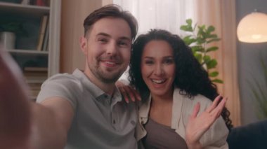 Web kamerası portresi. Çok ırklı mutlu gülümseyen, çok ırklı erkek, kadın, erkek, erkek, beyaz, Latin, kadın, video konferans blogu.
