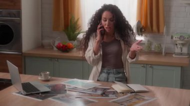 Stresli İspanyol tasarımcı kadın Latin kız ev sahibi ev mutfağı sorunu cep telefonu tartışması sorun şablonları fotoğraf yenileme tasarımı tartışması