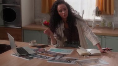 Düşünceli, düşünceli, İspanyol tasarımcı kadın, ev sahibi, ev sahibi, ev sahibi, ev sahibi, ev yapımı, resimli, yenileme amaçlı daire tasarımı.