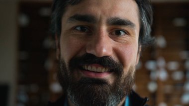 Kafkasyalı olgun erkek, kıdemli, işadamı, gülümseyen, müşteri gözleriyle kameraya bakan, mutlu görüşlü, iyi görüşlü, iş yeri ofisinin oftalmolojisi kliniği, sağlık hizmetleri, psikolojik yardım.