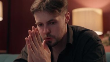 Düşünceli, deneyimli, beyaz, erkek, oyuncu, kumarbaz poker oynamaya hazırlanan kumarbaz. Ev içinde hafta sonu kumarhane bağımlılığı üzerine bahse giren bir strateji düşün.