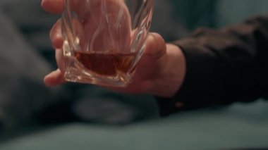 Bunalımlı, sarhoş, bağımlı, alkol bardağı içen, elinde puro tutan, akıl sağlığı sorunları yaşayan, alkolizm, sağlıksız yaşam tarzı bağımlılığı olan hafta sonu ev partisinde kötü alışkanlık.