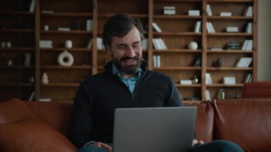 Mutlu gülüşler, olgun, beyaz, erkek, iş adamı, CEO, arkadaş canlısı, online, arama konferansı, bilgisayar aygıtı kullanarak konuşma.