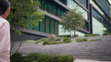 Geriye dönüp baktığımızda, tanınmayan kadın iş kadını bayan işkadını, yönetici, yönetici, ceo kadın çalışan, merdivenleri çıkan, ofis merdivenleri, şehir merkezindeki profesyonel belediye başkanının binası.