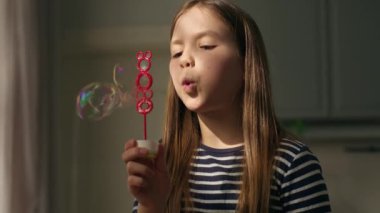 Küçük kız sabun köpüğü üflüyor oyuncak çocuk çocuk çocuk çocuk çocuk bebek bebek gülüşü mutlu genç bayan baloncuk şeffaf top atıyor rüya gibi özgürlük oyun sahası