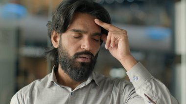 Yakın plan, yorgun, Hintli, stresli iş adamı, erkek işadamı, işadamı, baş ağrısı, migren ağrısı, ekonomik kriz, iflas, aşırı çalışma, aşırı çalışma.