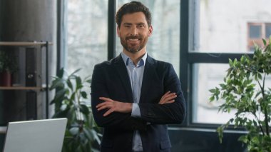 Başarılı, kendine güvenen, kendine güvenen, zengin, beyaz, iş adamı, erkek, girişimci iş adamı, patron, profesyonel, yönetici, yönetici, kameraya bakan, refah içinde yaşayan lüks.