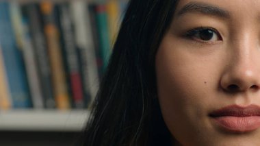 Yakın plan portre. Yarı kadın. Çekici Asyalı kadın. Kahverengi gözlü kız.