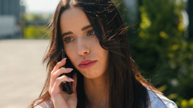 Cep telefonuyla konuşan sinirli Arap bir kadın cep telefonuyla iş telefonuna cevap veren endişeli kız iş kadını endişeli bir şekilde kötü haber alıyor.