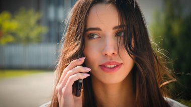 Kapalı alan iş kadını öğrenci cep telefonuyla konuşuyor kız müşteri uzaktan kumandalı siparişi sokak telefonuyla veriyor iş görüşmelerine cevap veriyor cep telefonlu kadın portresi.