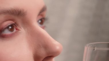 Kırpılmış manzarayı kapat. Seksi, beyaz tenli, rahat, spa banyosu yapan, evinde köpük yıkayan, elinde şampanya, alkol ve içecek bağımlılığı olan kadın.