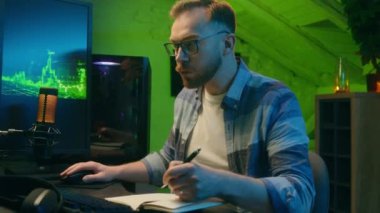 Odaklanmış, Kafkasyalı, serbest çalışan, yazma işi yapan, programcı, kripto analisti, klavye bilgisayar bilgisayarı, bilgisayar konsantrasyonu, e-ticaret evi, hisse senedi alım satımı.