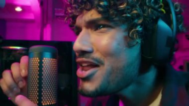 Heyecanlı Hintli Müslüman erkek erkek sohbeti mikrofon etkisi siber spor kazananı vlogger çalgıcısı bilgisayar flamcısı radyo sunucusu blogger video oyunu oyuncusunu çevrimiçi oyuncu stüdyosunda başarıya ulaştırdı