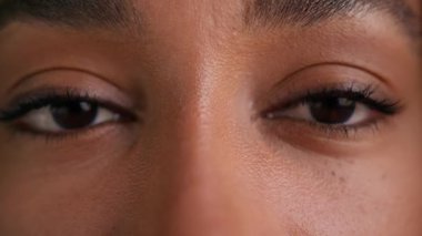 Koyu renk gözleri kapatın, Afro-Amerikan kadın kadın yüz görüşü, iş kadını görüş açısı, kameraya bakın, makyaj, sağlık, ilaç, lazer düzeltme, iş görüşü, şehir manzarası.