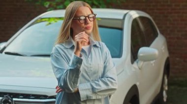 Kafkasyalı Avrupalı kadın, yeni arabacı kız, düşünceli kadın üzerinde kafa yorma çözümünün şüpheli emelleri olduğunu düşünüyor. Belirsizlik, pahalı nakliye mağazası müdürü.